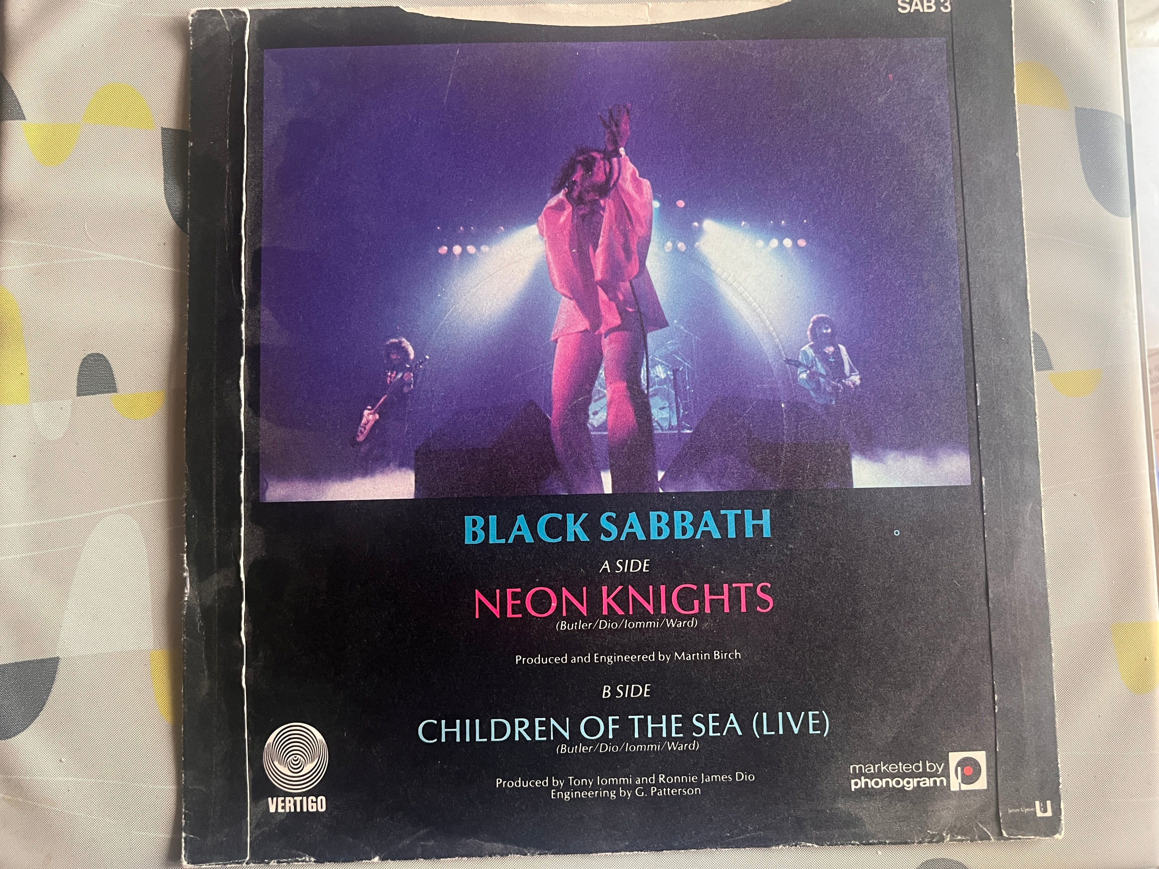 Black Sabbath: Neon Knights  7" single  b-side Children Of The Sea-live